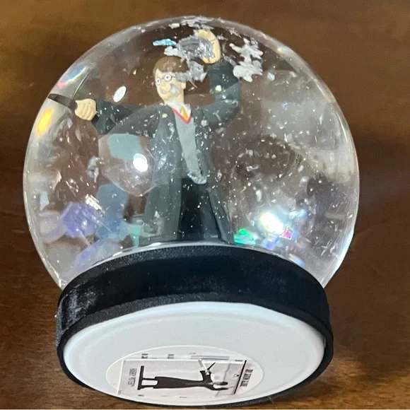 HARRY POTTER Wizard Snow Globe - Picture 6 of 11